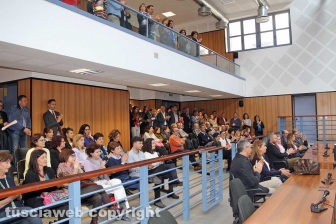 Viterbo - Il vescovo Lino Fumagalli in tribunale per la benedizione di Pasqua