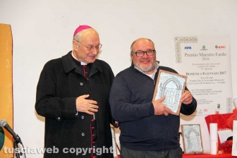 Viterbo - Premio Maestro Fardo - Il vescovo Lino Fumagalli consegna il riconoscimento a Franco Chiaravalli, priore della chiesa del Gonfalone