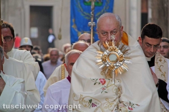 Viterbo - Il vescovo Lino Fumagalli durante la processione del Corpus Domini