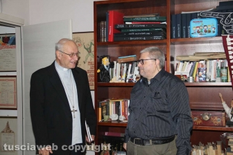 Tusciaweb Academy - Il vescovo Lino Fumagalli col direttore Carlo Galeotti