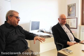Tusciaweb Academy - Il vescovo Lino Fumagalli col direttore Carlo Galeotti