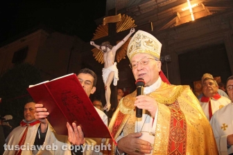 Bagnaia - Il focarone di Sant'Antonio - Il vescovo Lino Fumagalli