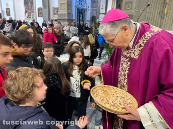 Viterbo - La messa prenatalizia alla basilica della Quercia - Il vescovo benedice i bambinelli
