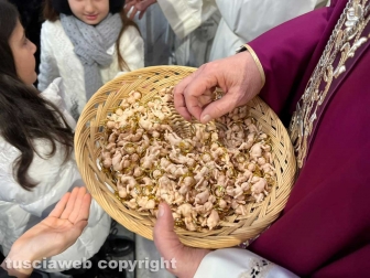 Viterbo - La messa prenatalizia alla basilica della Quercia - Il vescovo benedice i bambinelli