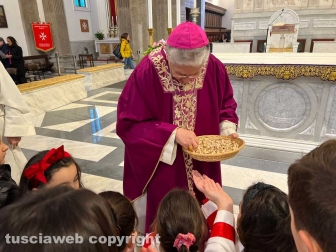 Viterbo - La messa prenatalizia alla basilica della Quercia - Il vescovo benedice i bambinelli