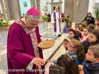 Viterbo - La messa prenatalizia alla basilica della Quercia - Il vescovo benedice i bambinelli