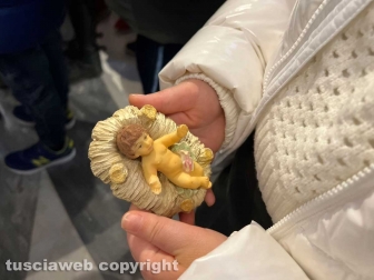 Viterbo - La messa prenatalizia alla basilica della Quercia - Il vescovo benedice i bambinelli