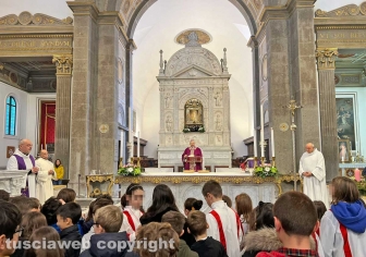 Viterbo - La messa prenatalizia alla basilica della Quercia - Il vescovo benedice i bambinelli