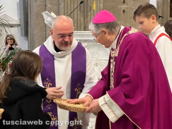 Viterbo - La messa prenatalizia alla basilica della Quercia - Il vescovo benedice i bambinelli