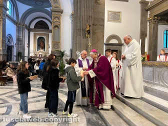 Viterbo - La messa prenatalizia alla basilica della Quercia - Il vescovo benedice i bambinelli
