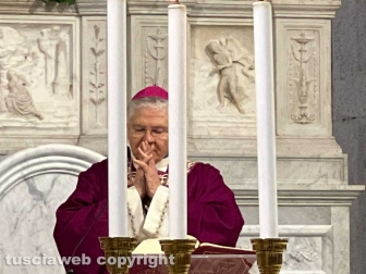 Il vescovo Orazio Francesco Piazza in preghiera