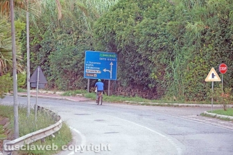 Il viaggio in bicicletta del bracciante straniero