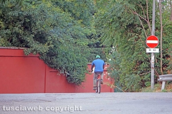 Il viaggio in bicicletta del bracciante straniero