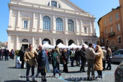 La fila ai gazebo delle primarie del centrosinistra