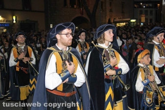 In alto i ciuffi, i facchini salutano le famiglie