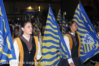 In alto i ciuffi, i facchini salutano le famiglie