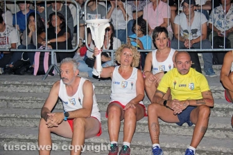In alto i ciuffi, i facchini salutano le famiglie