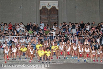 In alto i ciuffi, i facchini salutano le famiglie