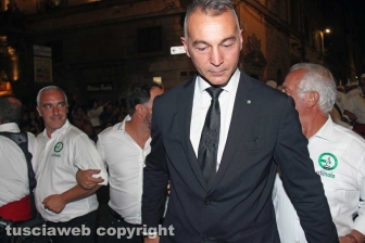 In alto i ciuffi, i facchini salutano le famiglie