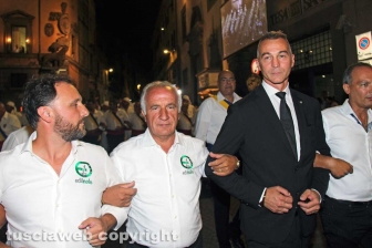 In alto i ciuffi, i facchini salutano le famiglie