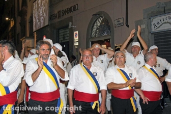 In alto i ciuffi, i facchini salutano le famiglie