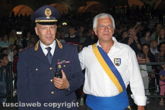 In alto i ciuffi, i facchini salutano le famiglie