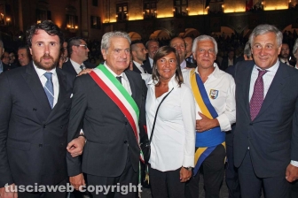 In alto i ciuffi, i facchini salutano le famiglie