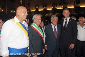 In alto i ciuffi, i facchini salutano le famiglie