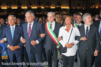In alto i ciuffi, i facchini salutano le famiglie