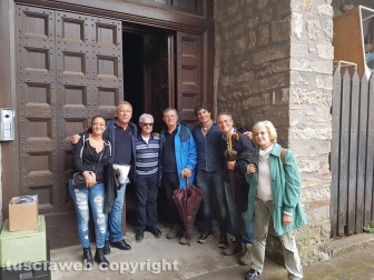 Frate Agostino Mallucci con un gruppo di partecipanti