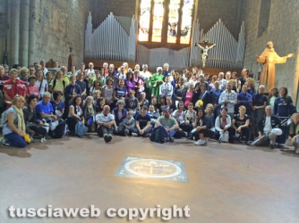 Foto di gruppo all\'interno della basilica di san Francesco