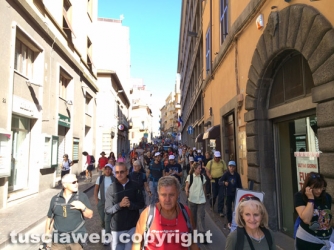 in cammino su via Matteotti