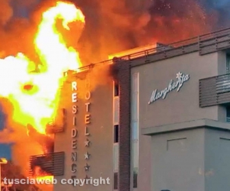 Albergo in fiamme a Montalto