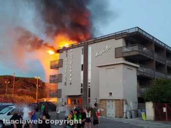 Albergo in fiamme a Montalto - Foto Federico Bruzziches