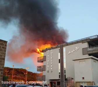 Albergo in fiamme a Montalto - Foto Federico Bruzziches