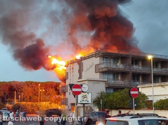 Albergo in fiamme a Montalto - Foto Federico Bruzziches