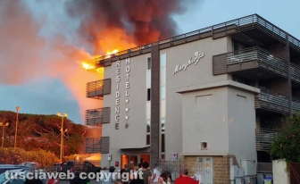 Albergo in fiamme a Montalto - Foto Federico Bruzziches
