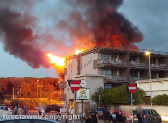 Albergo in fiamme a Montalto - Foto Federico Bruzziches