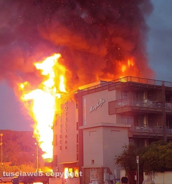 Albergo in fiamme a Montalto - Foto Federico Bruzziches