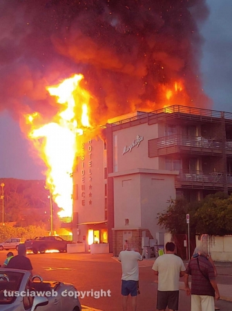 Albergo in fiamme a Montalto - Foto Federico Bruzziches