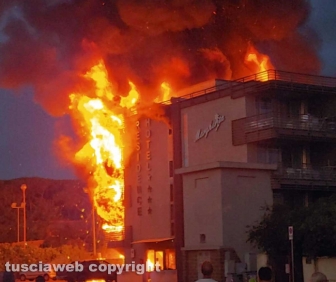 Albergo in fiamme a Montalto - Foto Federico Bruzziches
