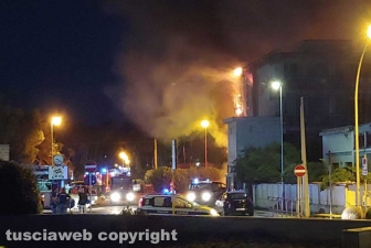 Albergo in fiamme a Montalto - I vigili del fuoco in azione