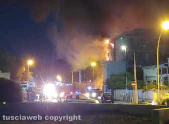 Albergo in fiamme a Montalto - I vigili del fuoco in azione