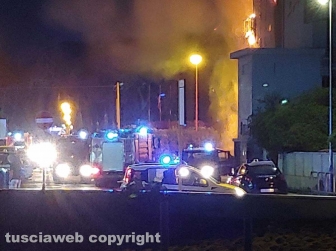 Albergo in fiamme a Montalto - I vigili del fuoco in azione