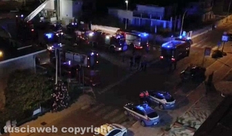 Albergo in fiamme a Montalto - I vigili del fuoco in azione