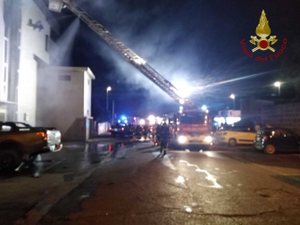 Albergo in fiamme a Montalto - I vigili del fuoco in azione