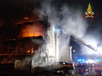 Albergo in fiamme a Montalto - I vigili del fuoco in azione