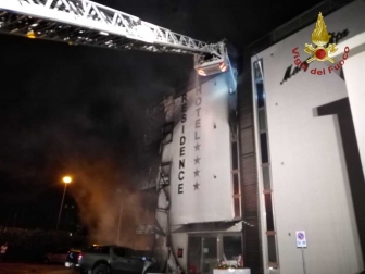 Albergo in fiamme a Montalto - I vigili del fuoco in azione
