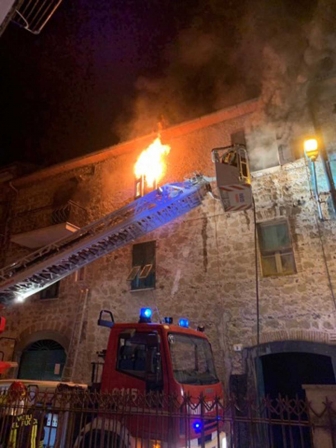 In fiamme appartamento a Marta