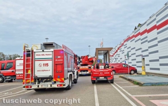 Viterbo - Vigili del fuoco al centro commerciale di via Garbini